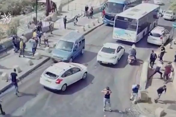 Un chauffeur israélien perd le contrôle de son véhicule après une attaque par jets de pierres