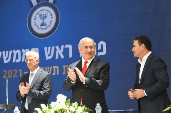 Benyamin Netanyahou remercie Yossi Cohen et présente le nouveau chef du Mossad, David Barnea