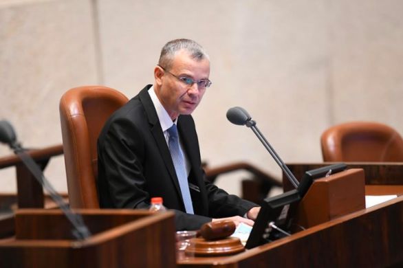 Yariv Levin demande à Yaïr Lapid et Naftali Bennett de publier les accords de coalition