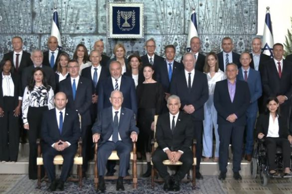 Le nouveau gouvernement israélien pose pour la photo traditionnelle avec le président