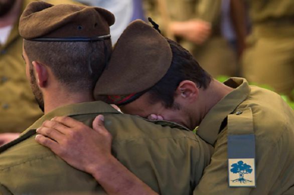 Les familles des soldats morts pourraient pèleriner les tombes de leurs proches lors de Yom Hazikaron
