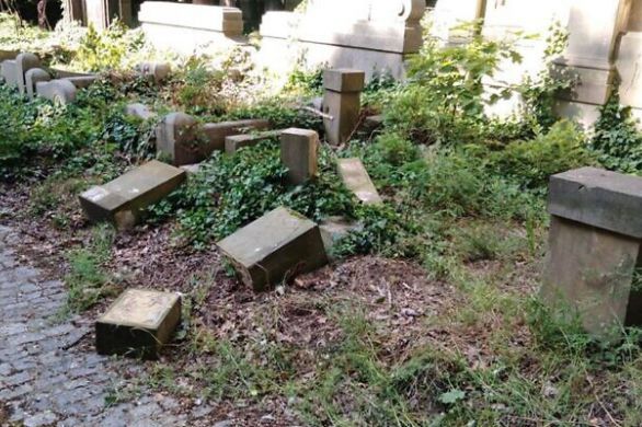 Des enfants renversent des tombes juives en Pologne