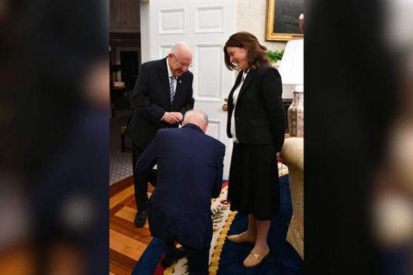 "12 enfants?" Quand Joe Biden s'agenouille devant la directrice de cabinet de Reuven Rivlin
