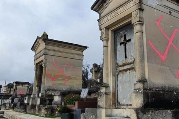 2 croix gammées taguées à Grenoble sur un monument en hommage aux victimes d'Auschwitz