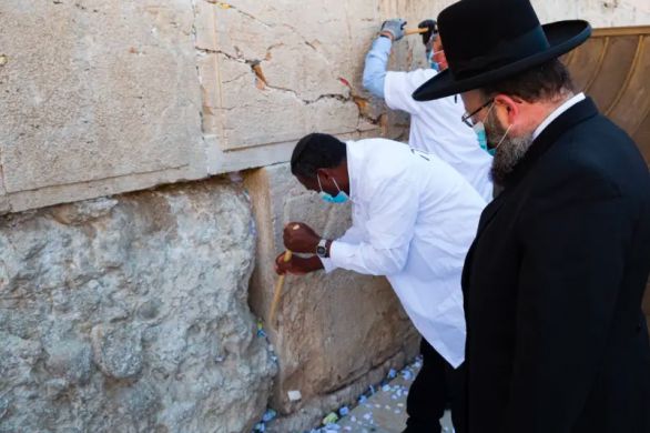 Les petits mots retirés d'entre les interstices du Mur occidental à Jérusalem
