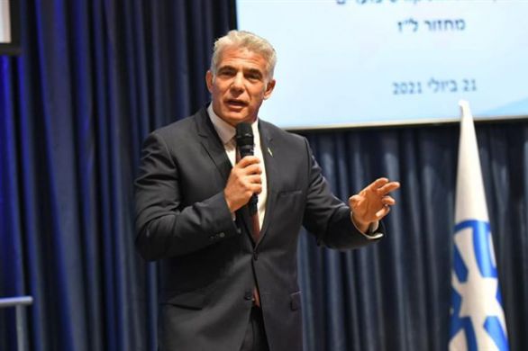 Yaïr Lapid soutient Elazar Stern après un tollé suscité par ses commentaires sur les agressions sexuelles