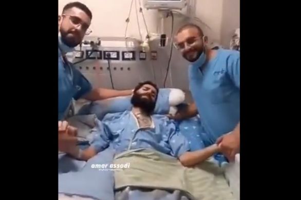 2 infirmiers arabes convoqués à une audience disciplinaire après avoir posé en photo aux côtés d’un patient détenu du Hamas