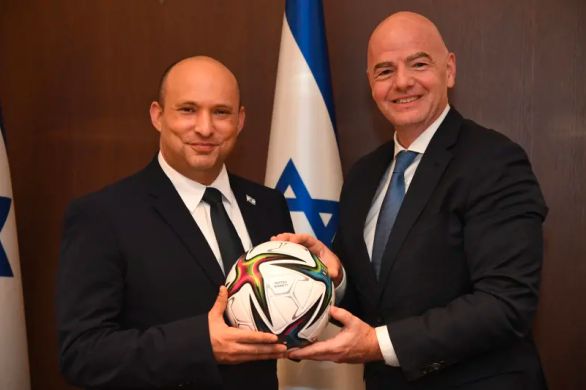Naftali Bennett rencontre le président de la FIFA et discute de la candidature d'Israël à la Coupe du monde