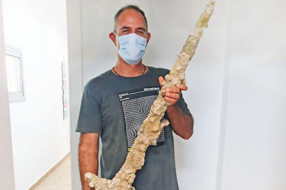 Un plongeur sort une épée datant de 900 ans du fonds marin près du mont Carmel au nord d'Israël