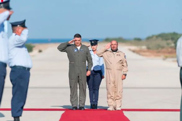 Première visite publique du chef de l'armée de l'air émiratie en Israël