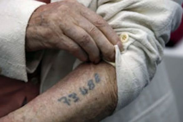 Un vendeur de tatouages d'Auschwitz s'excuse devant le tribunal pour une vente aux enchères