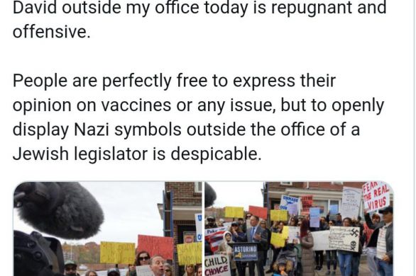 Antisémitisme : à New York des anti-vax brandissent des étoiles de David et des croix gammées devant le bureau d’un élu juif