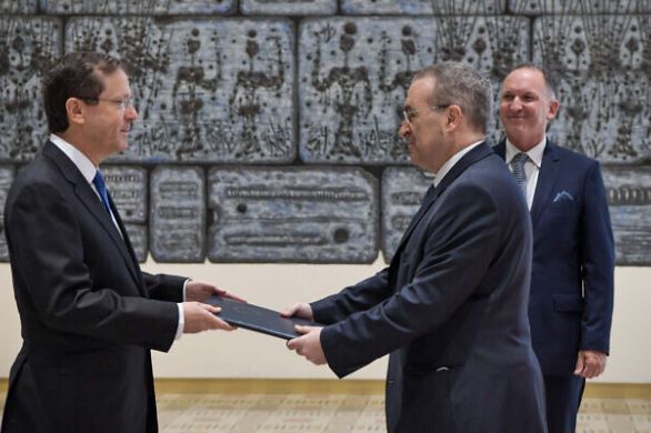 Le nouvel ambassadeur de l'UE en Israël présente ses lettres de créance au président Isaac Herzog