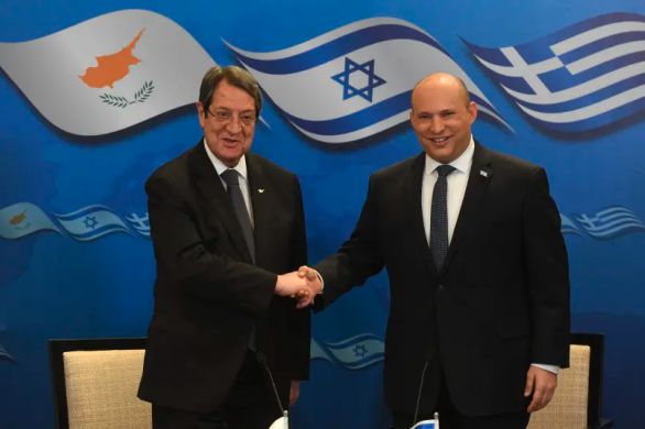 Naftali Bennett organise une réunion tripartite avec son homologue grec et le président chypriote
