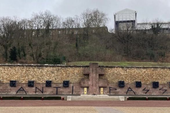 Le Mont Valérien tagué par des antivax avec une référence aux SS nazis : Emmanuel Macron évoque une insulte à la mémoire