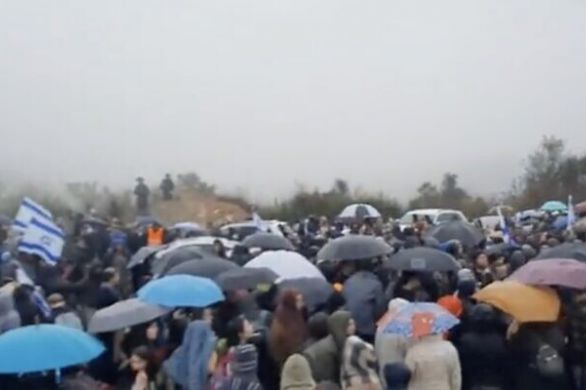 Des milliers d'Israéliens manifestant contre la démolition de la yeshiva de Homesh en Judée-Samarie