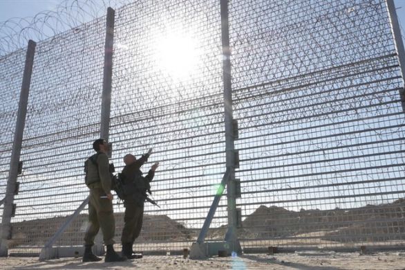 Des Palestiniens entrant illégalement en Israël pour visiter des sites touristiques